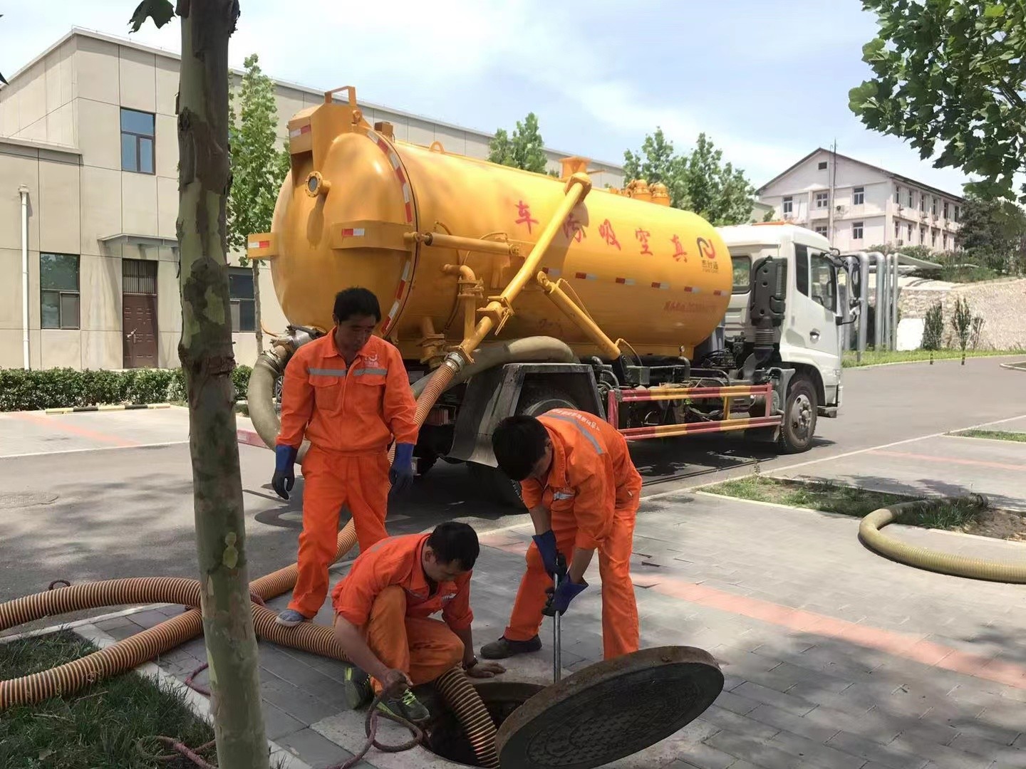 梅县管道疏通车停在窨井附近